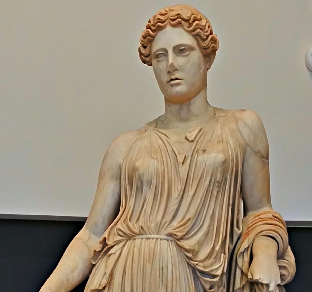 Villa dei Papiri, Herculaneum. June 2019.
Detail of statue of Peplophoros/Demeter found in area of collapsed “monumental structure”.
On display in exhibition, photo courtesy of Giuseppe Ciaramella.